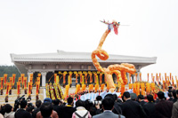 4月5日上午，辛卯年清明公祭轩辕黄帝典礼在黄陵县桥山轩辕庙祭祀大院举行。国家领导人、国家有关部委、兄弟省市领导，海外侨胞、港澳台胞及延安市、黄陵县守陵儿女代表共万余人参加了此次公祭典礼。图为辛卯年清明公祭轩辕黄帝典礼现场。         记者  杨 庆  摄